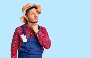 Yakışıklı Latin Amerikalı, işçi üniforması giyen, boynu ağrıyan, boğazı ağrıyan, grip, mantar ve enfeksiyon kapmış. 