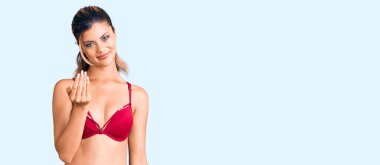 Bikini giyen genç ve güzel bir kadın seni buraya davet ediyor. 