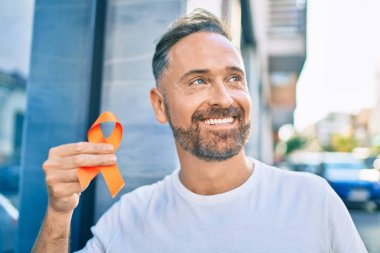 Yakışıklı, orta yaşlı, iş kıyafetleri giymiş kızgın ve kızgın bağıran sinirli, öfkeyle bağıran bir adam. öfke ve agresif konsept. 