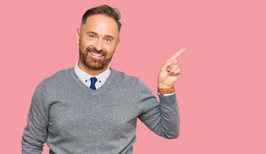 Yakışıklı, orta yaşlı, iş kıyafetleri giymiş kızgın ve kızgın bağıran sinirli, öfkeyle bağıran bir adam. öfke ve agresif konsept. 