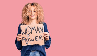 Sarışın, kıvırcık saçlı genç bir kadın. Değişim afişine ihtiyacımız var. Pozitif ve mutlu görünmeli. 