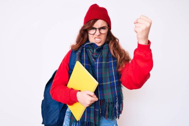 Kış eşarbı takan genç bir kadın ve sırt çantası tutan bir öğrenci. Öfkeyle bağıran, öfkeyle bağıran ve el kaldıran bir öğrenci. 