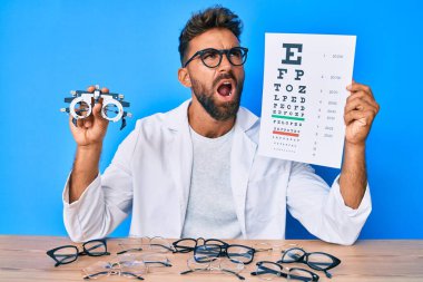 Optometri gözlüklü ve kağıdında kızgın ve kızgın bağıran öfkeli mektuplar olan öfkeli ve öfkeli bir İspanyol adam. öfke ve agresif konsept. 