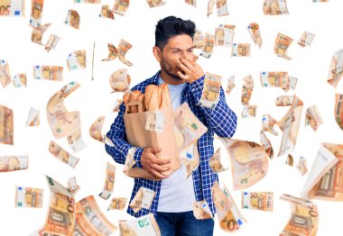 Yakışıklı Latin Amerikalı genç adam elinde kağıt torbayla ekmeği kokluyor ve iğrenç kokuyor, dayanılmaz bir koku, nefesini burnunda tutuyor. Kötü kokuyor.