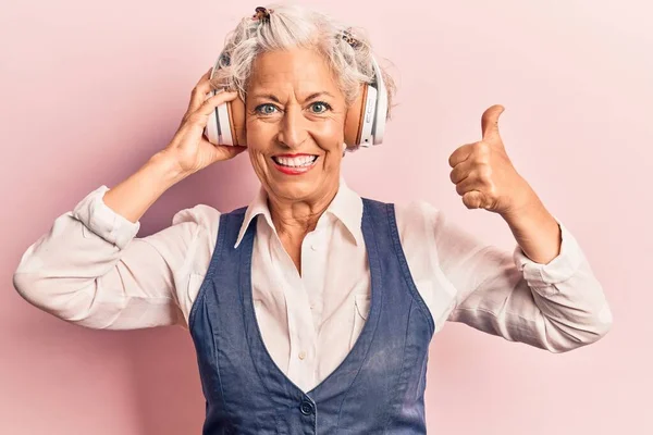 Femme Âgée Aux Cheveux Gris Écoutant Musique Aide Écouteurs Souriant — Photo