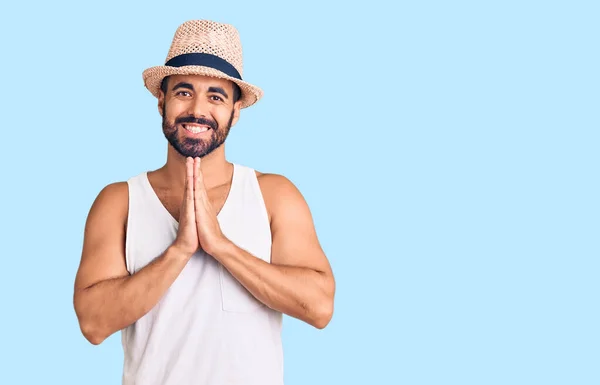 Jovem Hispânico Vestindo Chapéu Verão Casual Orando Com Mãos Juntas — Fotografia de Stock