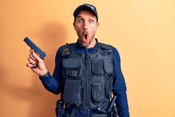 Knappe Politieagent Uniform Kogelprof Met Pistool Gele Achtergrond Bang Verbaasd — Stockfoto