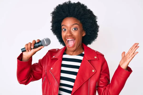 Joven Mujer Afroamericana Cantando Canción Usando Micrófono Celebrando Victoria Con — Foto de Stock