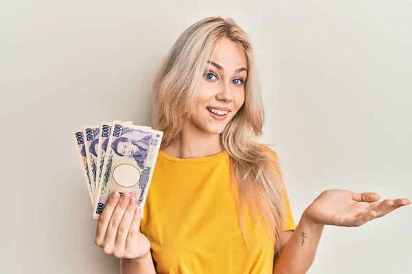 Hermosa Chica Rubia Caucásica Sosteniendo 5000 Billetes Yen Japoneses Celebrando — Foto de Stock