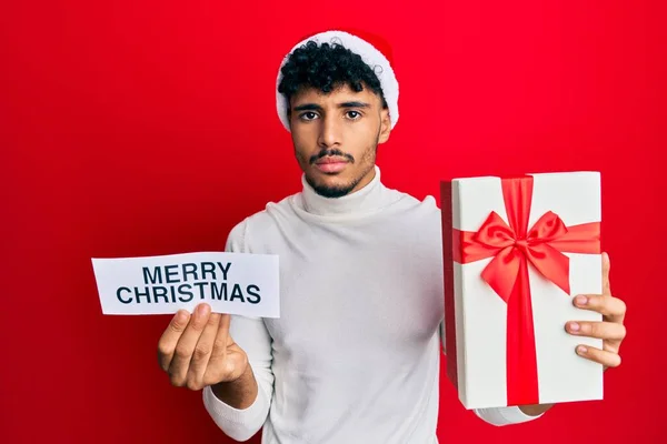 Ung Arabisk Stilig Man Bär Jul Hatt Hålla Glad Jul — Stockfoto