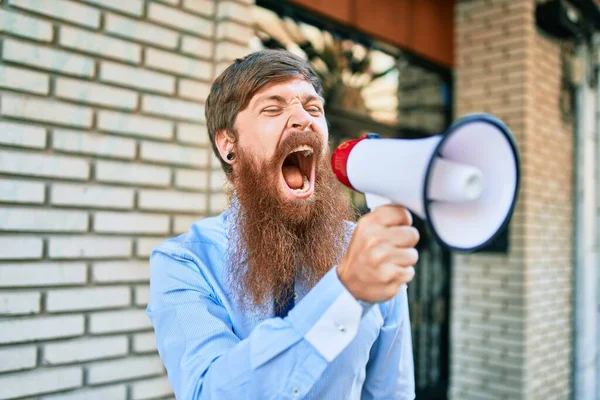 Kızgın Yüzlü Genç Kızıl Adamı Şehrin Caddesinde Megafonla Bağırıyordu — Stok fotoğraf