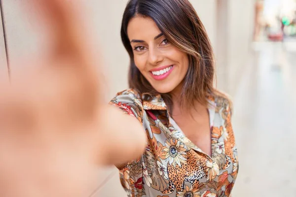 Belle Jeune Femme Portant Des Vêtements Mode Marchant Dans Rue — Photo