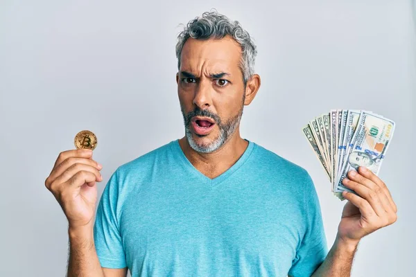 Orta Yaşlı Kır Saçlı Elinde Dolar Bitcoin Tutan Bir Adam — Stok fotoğraf