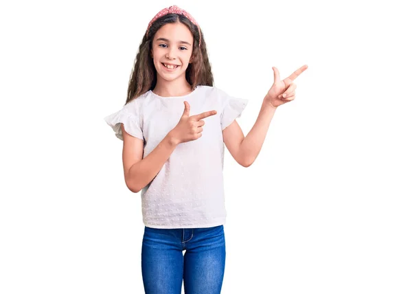 Menina Bonito Hispânico Criança Vestindo Casual Tshirt Branca Sorrindo Olhando — Fotografia de Stock