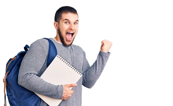 Jovem Homem Bonito Vestindo Mochila Estudante Segurando Notebook Gritando Orgulhoso — Fotografia de Stock