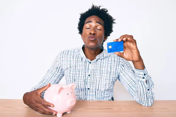 Bonito Homem Afro Americano Com Cabelo Afro Segurando Cartão Crédito — Fotografia de Stock