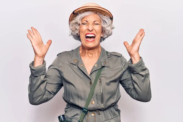 Femme Âgée Aux Cheveux Gris Portant Chapeau Explorateur Célébrant Fou — Photo