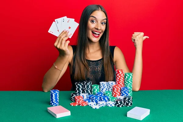 Jonge Spaanse Vrouw Zit Tafel Poker Spelen Met Kaarten Wijzen — Stockfoto