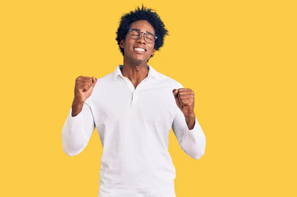 Bell Uomo Afro Americano Con Capelli Afro Che Indossa Abiti — Foto Stock