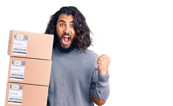 Ung Arabisk Man Håller Leverans Paket Skriker Stolt Firar Seger — Stockfoto
