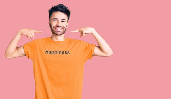 Junger Hispanischer Mann Der Shirt Mit Glückwunschbotschaft Trägt Fröhlich Lächelt — Stockfoto