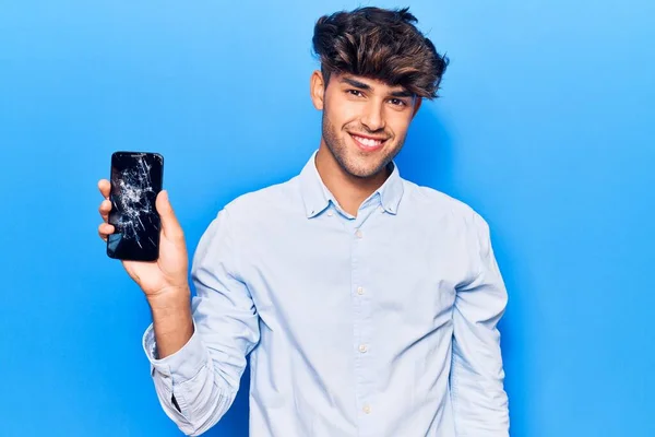 Jeune Homme Hispanique Tenant Smartphone Cassé Montrant Écran Fissuré Regardant — Photo