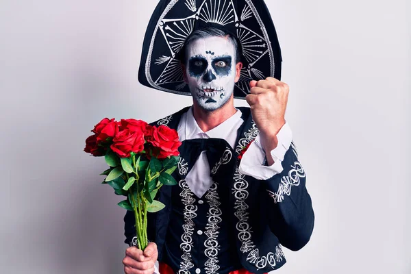 Mladý Muž Mexickém Dni Mrtvého Kostýmu Držící Květiny Rozčilený Frustrovaný — Stock fotografie