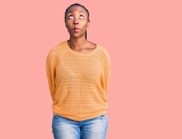 Ung Afrikansk Amerikansk Kvinna Klädd Vardagskläder Gör Fisk Ansikte Med — Stockfoto