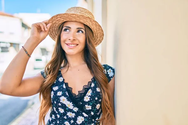 Mulher Hispânica Jovem Férias Sorrindo Feliz Rua Cidade — Fotografia de Stock