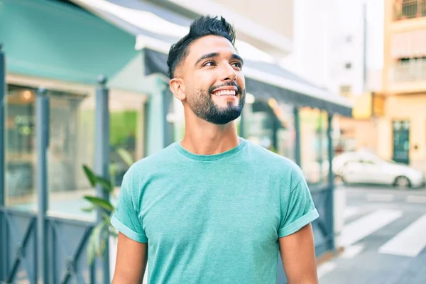 Genç Arap Adam Gülümsüyor Şehirde Mutlu Bir Şekilde Yürüyor — Stok fotoğraf
