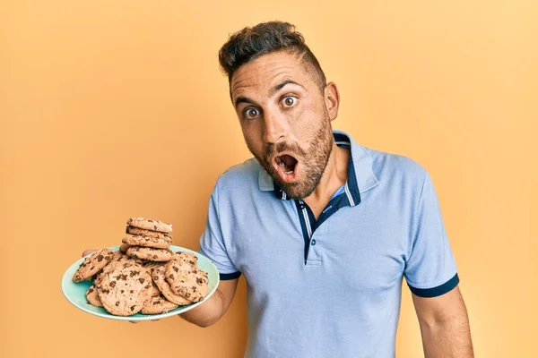 Schöner Mann Mit Bart Der Kekse Der Hand Hält Erschrocken — Stockfoto