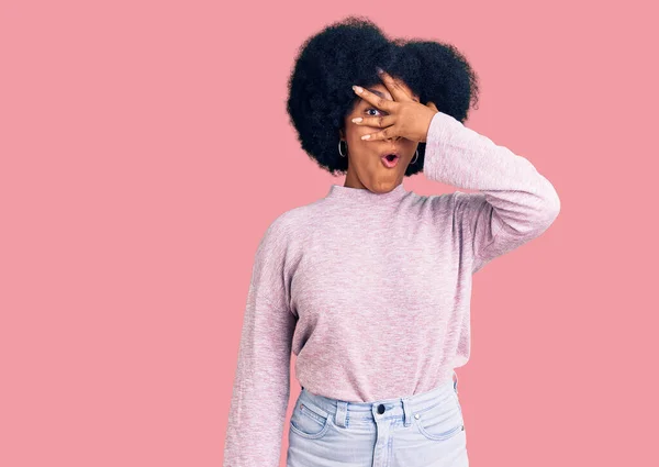 Молода Афроамериканська Дівчина Одягнена Повсякденний Одяг Вдивляється Шокуюче Прикриття Обличчя — стокове фото