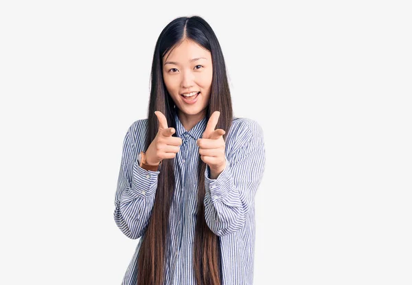 Joven Hermosa Mujer China Con Camisa Casual Señalando Los Dedos — Foto de Stock