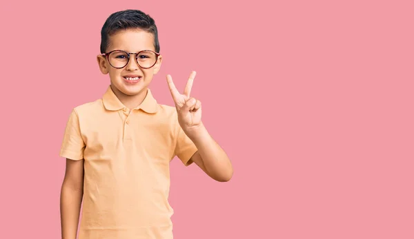 Mały Chłopiec Ładny Ubrany Luźne Ubrania Okulary Uśmiecha Się Szczęśliwą — Zdjęcie stockowe
