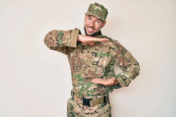 Joven Hombre Caucásico Con Camuflaje Uniforme Del Ejército Gesto Con — Foto de Stock