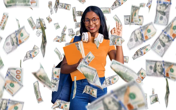 Menina Indiana Jovem Segurando Mochila Estudantil Livros Fazendo Sinal Com — Fotografia de Stock