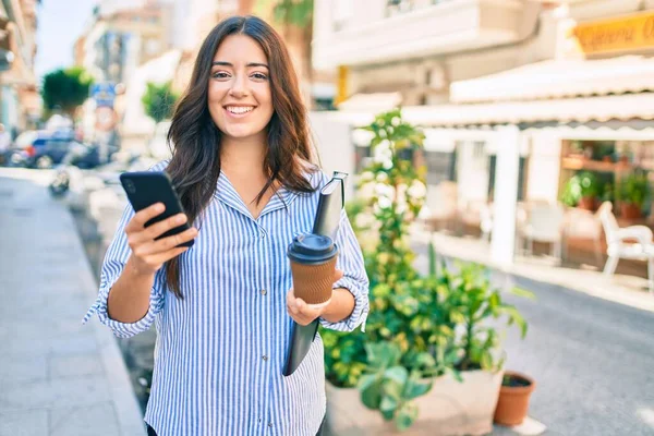 Jovem Empresária Hispânica Usando Smartphone Beber Tirar Café Cidade — Fotografia de Stock