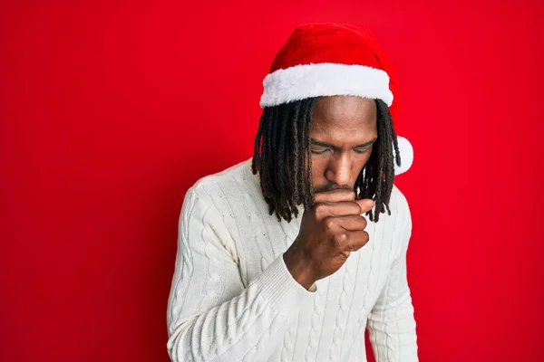 Африканский Американец Косичками Рождественской Шляпе Чувствует Себя Нездоровым Кашляет Симптом — стоковое фото