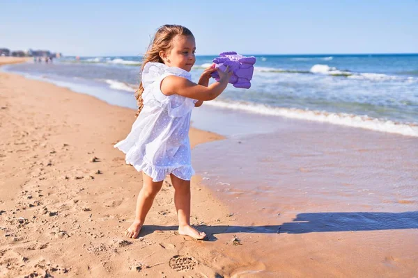 Adorable Niño Rubio Con Vestido Verano Sosteniendo Playa Cubo Juguete —  Fotos de Stock