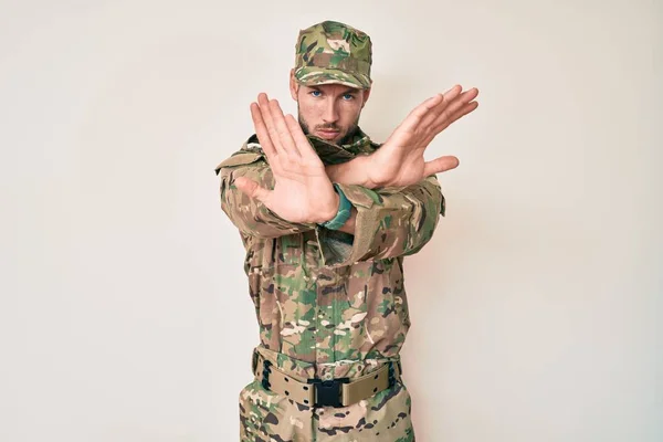 Joven Hombre Caucásico Usando Camuflaje Ejército Uniforme Rechazo Expresión Cruzando — Foto de Stock
