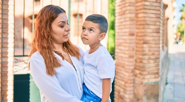 Adorable Madre Latina Hijo Abrazándose Ciudad — Foto de Stock