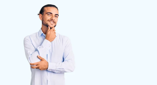 Ung Stilig Man Klädd Affärskläder Ser Säker Kameran Ler Med — Stockfoto