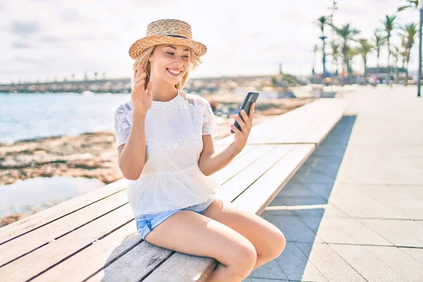 Junge Kaukasische Touristin Telefoniert Smartphone Auf Bank Der Promenade — Stockfoto