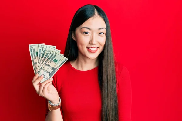 Mulher Chinesa Jovem Segurando Nota Dólares Olhando Positivo Feliz Sorrindo — Fotografia de Stock