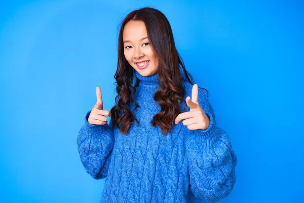 Menina Chinesa Bonita Nova Vestindo Camisola Inverno Casual Apontando Dedos — Fotografia de Stock