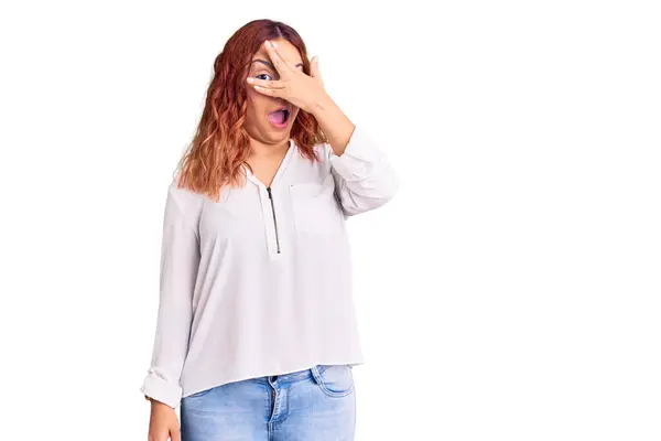 Mladá Latinská Žena Neformálním Oblečení Vykukuje Šoku Zakrývá Obličej Oči — Stock fotografie