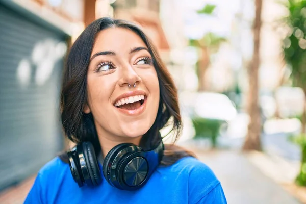 Mladý Hispánec Žena Usměvavý Šťastný Pomocí Sluchátek Chůze Městě — Stock fotografie