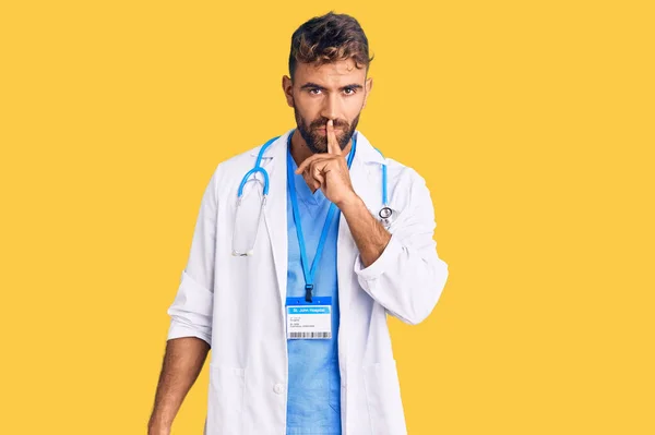 Giovane Uomo Ispanico Indossando Uniforme Medico Stetoscopio Chiedendo Essere Tranquillo — Foto Stock