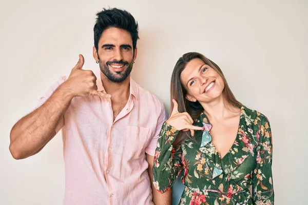 Bela Jovem Casal Namorado Namorada Juntos Sorrindo Fazendo Gesto Telefone — Fotografia de Stock