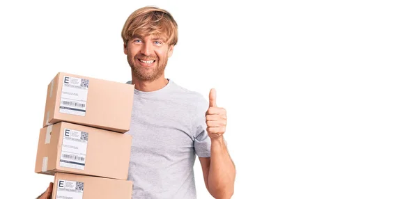 Handsome Caucasian Man Beard Holding Delivery Packages Smiling Happy Positive — Stock Photo, Image